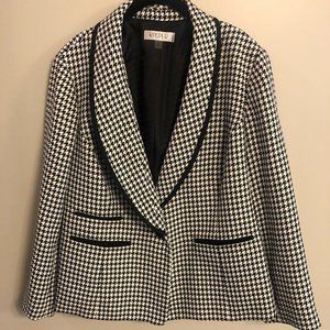 Gorgeous, Classic Houndstooth Blazer - Plus 20W